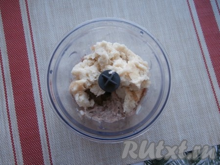 Измельчить сельдь с луком, затем добавить мякиш хлеба, отжатый от воды.