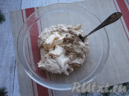 В миску с селёдочной массой добавить получившуюся сырно-яблочную смесь, перемешать, выложить размягчённое сливочное масло, всыпать чёрный молотый перец.