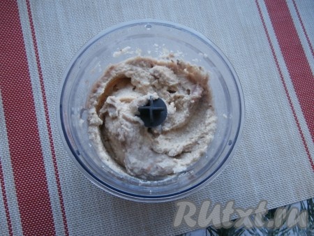 Измельчить содержимое чаши блендера до состояния паштета, переложить получившуюся селёдочную массу в миску.