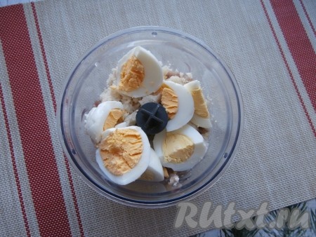 Сюда же выложить нарезанные на кусочки яйца.