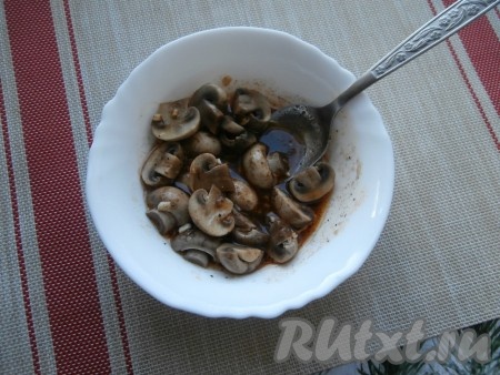 Остывшие отваренные шампиньоны залить маринадом, перемешать, накрыть и оставить в прохладном месте на 3-5 часов.