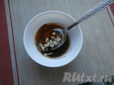 Для приготовления маринада в небольшой пиале соединить соевый соус, растительное масло, уксус, добавить соль, сахар, паприку, смесь перцев и мелко нарезанные зубчики чеснока, тщательно перемешать.