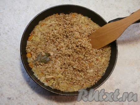 Накрыть сковороду крышкой и поставить на минимальный огонь. Готовить блюдо 25-30 минут (до полного испарения жидкости).