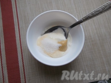 Для приготовления заправки выложить в пиалу сметану, добавить майонез, горчицу, сахар, влить лимонный сок, хорошо перемешать и заправка для салата "Коул Слоу" готова.