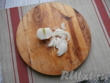 Половину луковицы нарезать на тонкие перья.