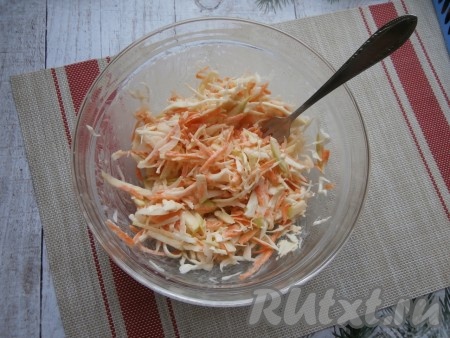 Салат тщательно перемешать.