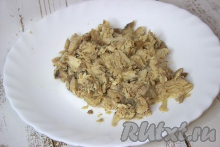 Баночку с консервированной горбушей открыть, жидкость из неё слить (она нам в этом салате не потребуется). Из рыбки удалить хребтовые кости, после этого размять горбушу вилкой.