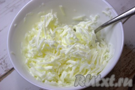 Соединить натёртые сыр и белки, хорошо перемешать.
