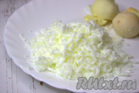 Яичные белки тоже натереть на средней тёрке. 