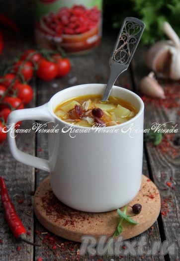 Подать вкусные, насыщенные, сытные щи, приготовленные из свежей капусты с консервированной фасолью, к столу.