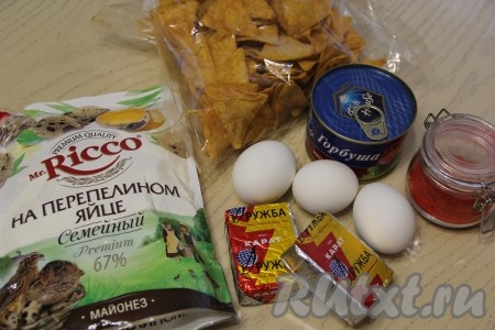 Подготовить продукты для приготовления шариков из консервированной горбуши в чипсах. Яйца предварительно сварить вкрутую (варить нужно 9-10 минут после закипания в кастрюльке воды), остудить их и очистить. 