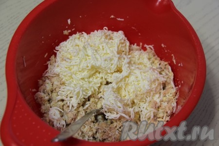 Соединить размятую горбушу и натёртые яйца в глубокой миске, сюда же добавить плавленные сырки, натёртые на мелкой тёрке. 