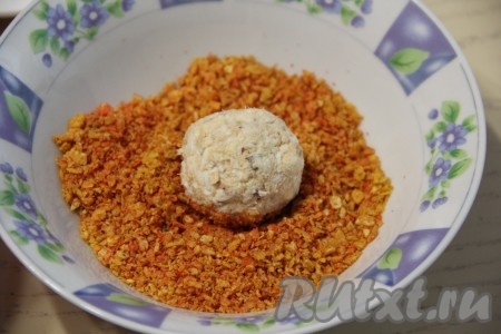 Из рыбной массы сформировать шарики любого размера (я сделала шарики размером чуть больше грецкого ореха) и обвалять со всех сторон в измельчённых чипсах. У меня получилось 17 штук.