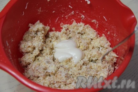 Перемешать массу вилкой, добавить майонез, снова тщательно перемешать. Рыбная масса должна получиться пластичной и не жидкой. 