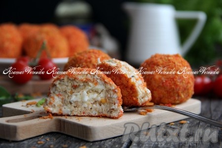 Посмотрите, какими нежными получаются шарики из консервированной горбуши внутри. 
