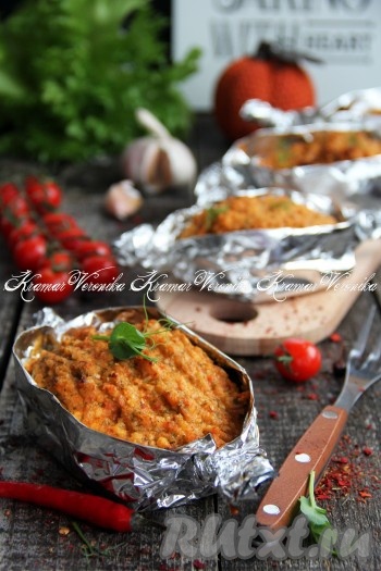 Горбуша, благодаря соусу из сыра и помидора, получается очень вкусной, сочной и нежной. Запеките рыбу в лодочках из фольги в духовке по этому рецепту, не пожалеете!