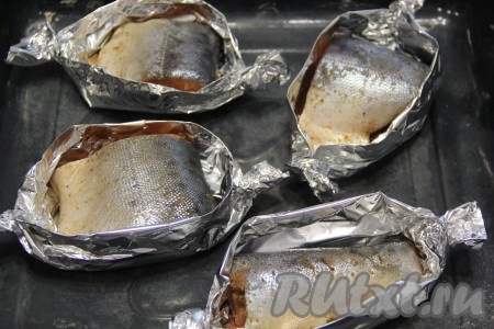 Из фольги сформировать лодочки по размеру кусочков рыбы. Выложить кусочки горбуши в импровизированные лодочки.