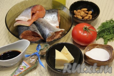 Подготовить продукты для запекания горбуши с помидорами и сыром в духовке. У меня была тушка горбуши без головы и внутренностей весом 800 грамм. Хорошо промыть рыбу внутри и снаружи. Горбушу можно разделать на филе, отделяя от костей, я просто нарезала рыбку на средние кусочки.