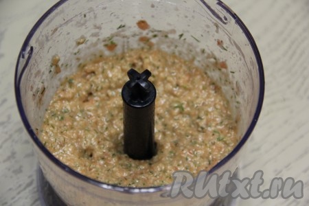 Измельчить массу до однородности, соус получится в меру густым, посолить его по вкусу.
