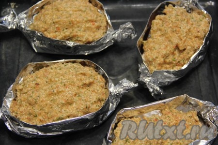 Сверху разложить получившийся соус из помидора и сыра. Поставить горбушу в разогретую духовку и запекать при температуре 200 градусов, примерно, 25 минут.