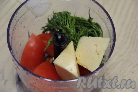 Сыр, нарезанный на крупные кусочки, и укроп тоже добавить в чашу. Если используете миндаль, то самое время его добавить. Влить растительное масло.