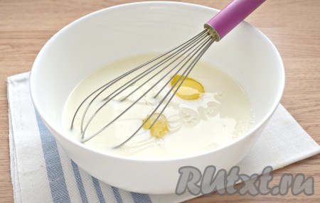К яйцам с сахаром и солью вливаем тёплое молоко.

