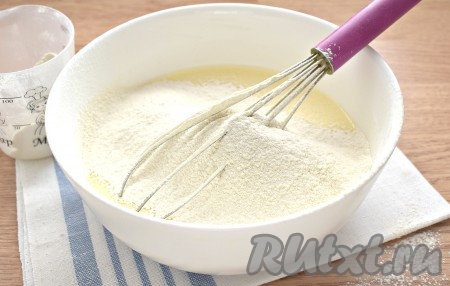 В получившуюся смесь в 2-3 захода просеиваем муку, продолжая перемешивать венчиком.
