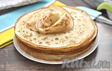 Очень вкусные, тонкие блины, замешанные на сметане и молоке, подаём к столу, дополнив вареньем, мёдом или любым сладким соусом. 