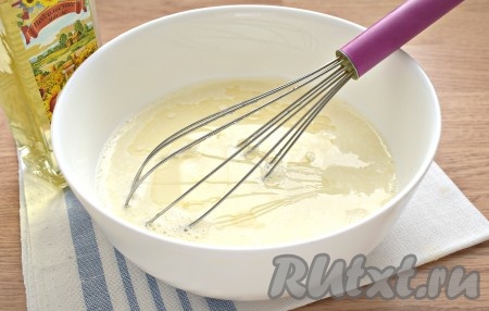 Вливаем растительное масло и снова перемешиваем до однородности.

