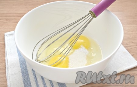 Сметану и яйца заранее достаньте из холодильника, чтобы они стали комнатной температуры. Молоко переливаем в ковшик и немного прогреваем, чтобы оно стало тёплым. В миску разбиваем яйца, всыпаем соль и сахар. Количество сахара - на ваш вкус, я добавила 2 столовые ложки, по желанию, можно добавить немного меньше сахара.
