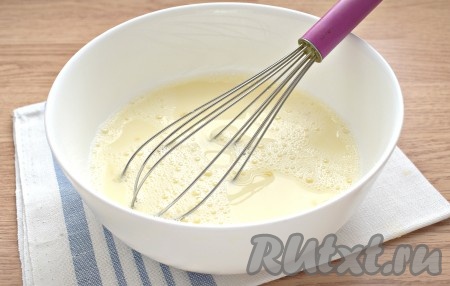 Перемешиваем яйца с молоком венчиком в течение минуты. Должна получиться однородная смесь.