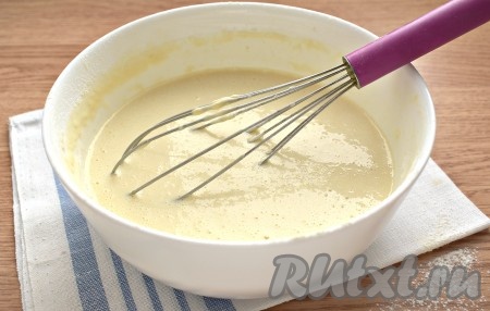 Тесто для блинов получается не очень жидким - так и нужно. На 15 минут тесто оставляем «в покое», чтобы ингредиенты достаточно хорошо соединились друг с другом.