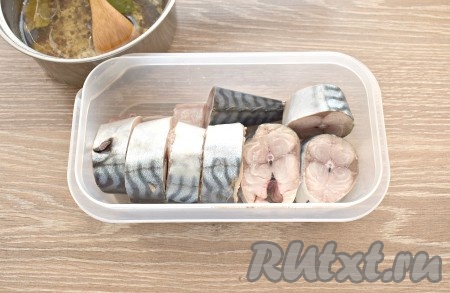 Скумбрию нарезаем на кусочки шириной 2,5 см. Кусочки рыбки выкладываем в контейнер (или стеклянную банку).