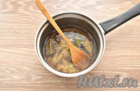 Рассол в ковшике доводим до кипения, провариваем 2 минуты и снимаем с огня. В горячий рассол вливаем растительное масло и столовый уксус. С уксусом «не переборщите», его нужно не больше половины столовой ложки. Даём рассолу полностью остыть.