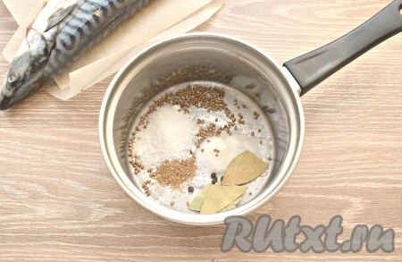 В ковшик (или в небольшую кастрюльку) всыпаем соль, перец горошком, кориандр в зёрнах и молотый, лавровые листья и сахар, вливаем холодную воду и ставим на плиту. 