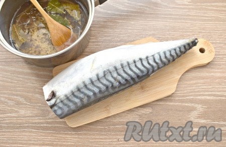 Подготовим скумбрию, отрезаем хвост, плавники и голову. Вынимаем из брюшка внутренности и чёрную плёночку. Скумбрию промываем холодной водой.