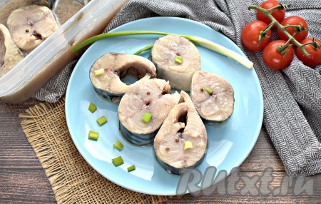 По истечении суток аппетитная, очень вкусная, нежнейшая скумбрия пряного посола будет готова. Кусочки такой слабосолёной рыбки можно подать к столу с картошечкой или просто на кусочке хлебушка. 