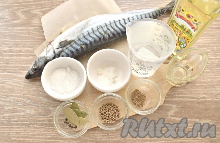 Подготовим ингредиенты для приготовления в домашних условиях скумбрии пряного посола кусочками. Если скумбрия заморожена, её нужно разморозить. Желательно размораживать на нижней полке холодильника (при такой медленной разморозке скумбрия не потеряет много влаги, а значит получится более сочной). 