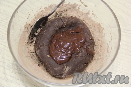 Всыпать сухие ингредиенты в миску с яично-масляной смесью и перемешать тесто. Шоколад растопить на водяной бане (или в микроволновке), немного остудить и добавить в тесто.