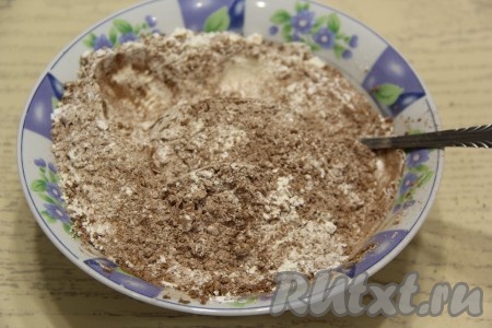 Перемешать сухие ингредиенты.