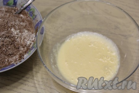 Сливочное масло растопить и остудить. В достаточно глубокой миске соединить сырые яйца и растопленное сливочное масло, слегка взбить венчиком яично-масляную смесь.