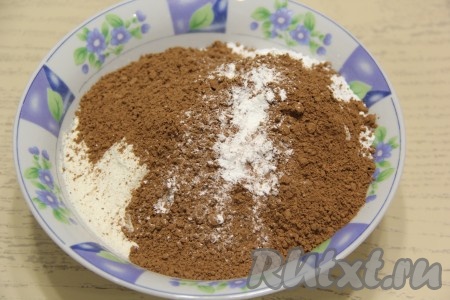 Добавить какао, разрыхлитель и соль.