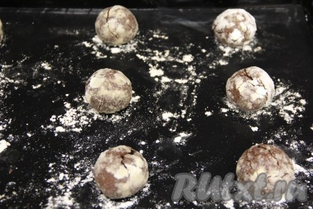 Выпекать шоколадные пряники в разогретой духовке, примерно, 10-15 минут при температуре 180 градусов. В процессе выпечки на поверхности появятся трещинки. Готовность можно проверить, проколов пряники сухой зубочисткой (если после прокола пряника на зубочистке не будет следов теста, значит вынимайте выпечку из духовке).