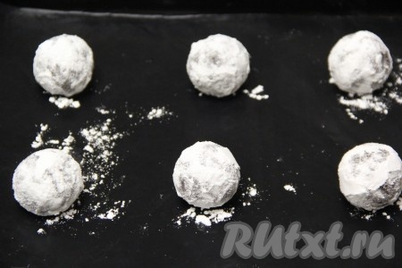 Шарики, обваленные в сахарной пудре, выкладывать на противень, застеленный пергаментом (или силиконовым ковриком для выпечки).