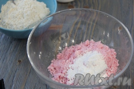 В достаточно глубокую миску раскрошить сухой кисель, добавить разрыхлитель.