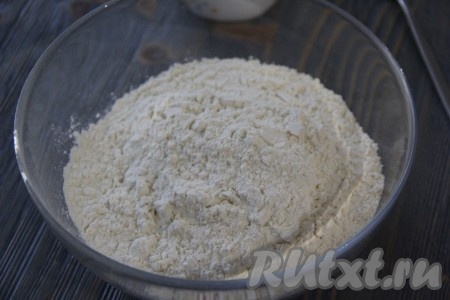 Сюда же всыпать просеянную муку. 

