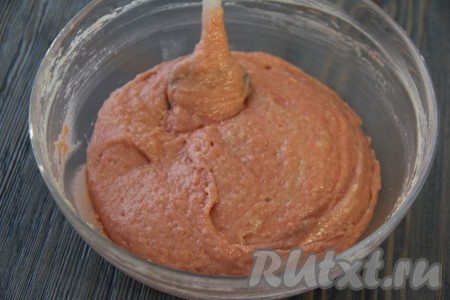 Перемешать тесто для кекса, оно получится однородным, в меру густым и воздушным, как на фото.