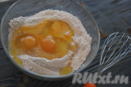 В получившуюся смесь сухих ингредиентов добавить яйца. 