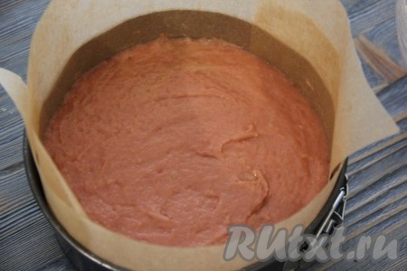 Выстелить пергаментом форму для выпечки (я использовала разъёмную форму диаметром 20 см), выложить тесто. Выпекать кекс из сухого киселя в духовке, разогретой до 180 градусов, минут 40.