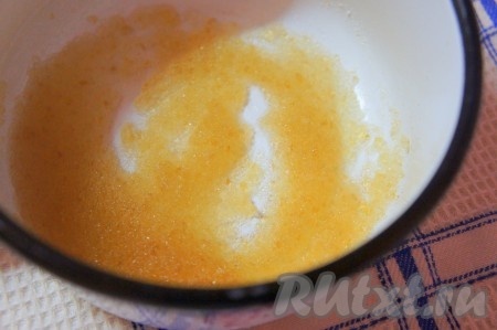 Желатин замочить в 3 столовых ложках кипяченой воды, дать постоять 10 минут и разбухнуть.